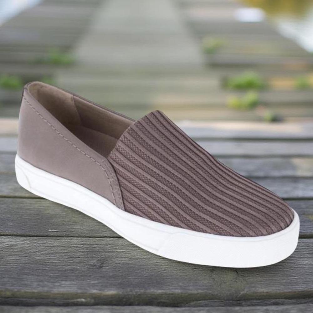 Naturalizer Brogan Slip On Lifestyle Fashion
Sneaker size 9M SOUL Mineral Taupe
